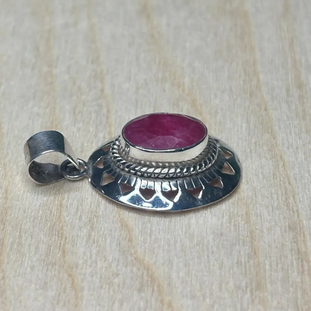 Vintage 925 Sterling Silver Oval Indian Ruby Pendant Geometric Cutout Border - Picture 5 of 7